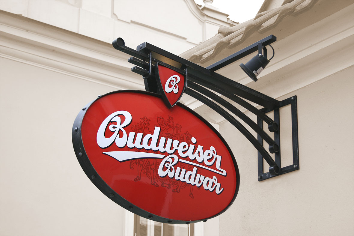Venkovní označení restaurací Budvar pro historická centra měst