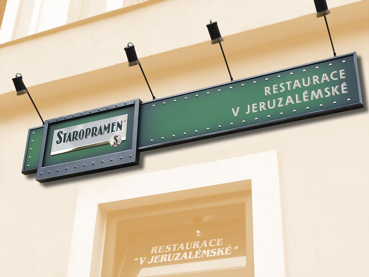 Venkovní označení restaurací Staropramen pro historická centra měst