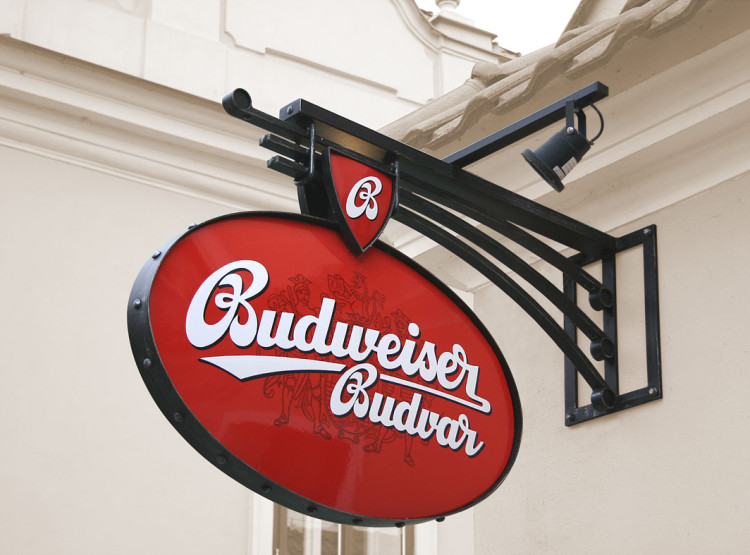 Venkovní označení restaurací Budvar pro historická centra měst
