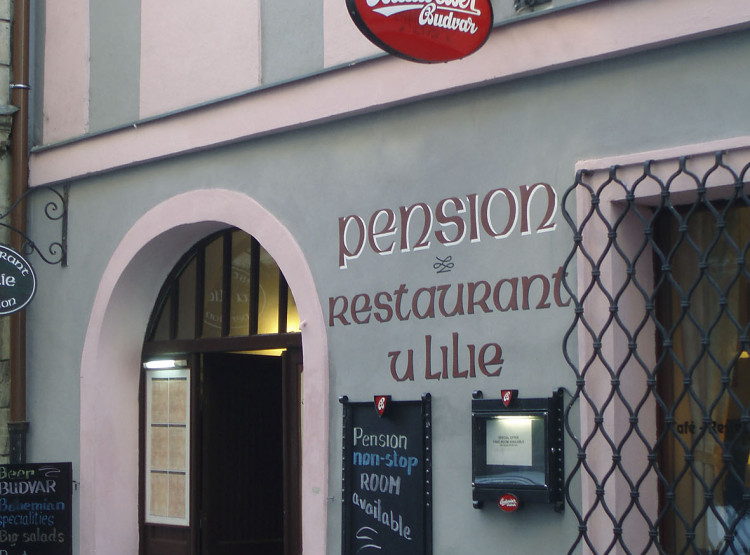 Venkovní označení restaurací Budvar pro historická centra měst