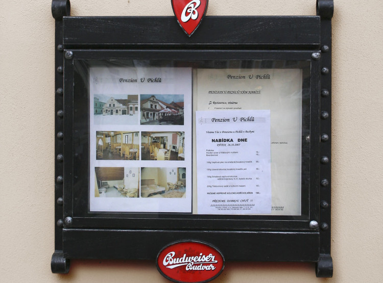 Venkovní označení restaurací Budvar pro historická centra měst