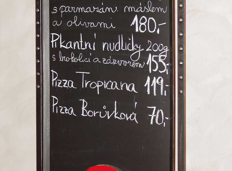 Venkovní označení restaurací Budvar pro historická centra měst