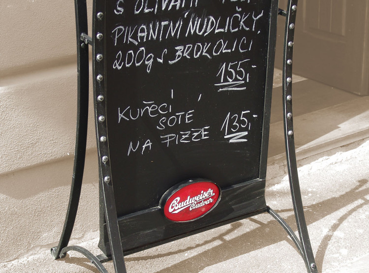 Venkovní označení restaurací Budvar pro historická centra měst