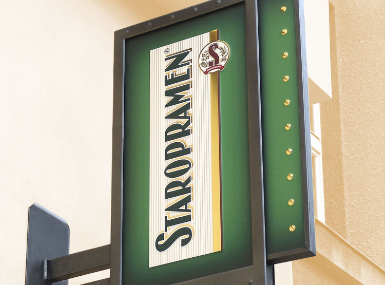 Venkovní označení restaurací Staropramen pro historická centra měst